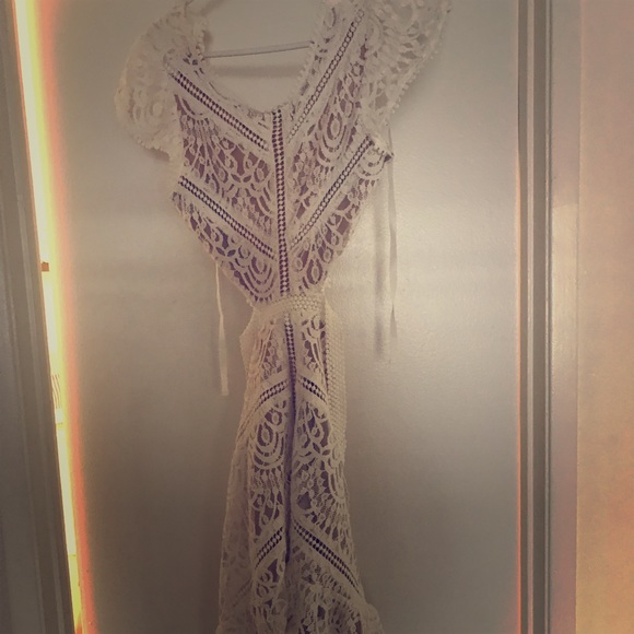 White lace cut out dress - Picture 2 of 3